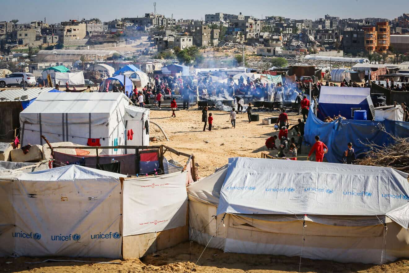 Displaced Palestinians line up to receive a meal in Khan Yunis, in the southern Gaza Strip, on Dec. 17, 2024. Photo by Abed Rahim Khatib/Flash90.