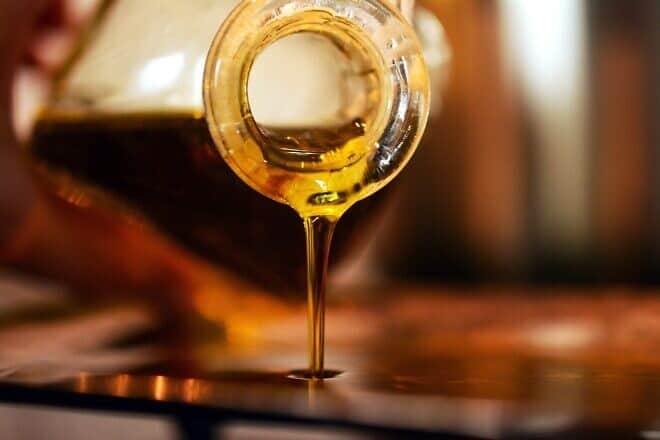 Pouring oil. Credit: congerdesign/Pixabay.