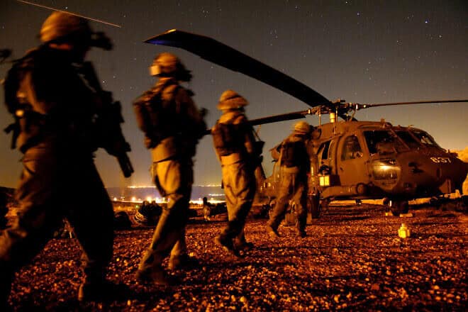 Israeli soldiers advance towards a helicopter during the Second Lebanon War, Aug. 12, 2006. Photo by Abir Sultan/Flash90.