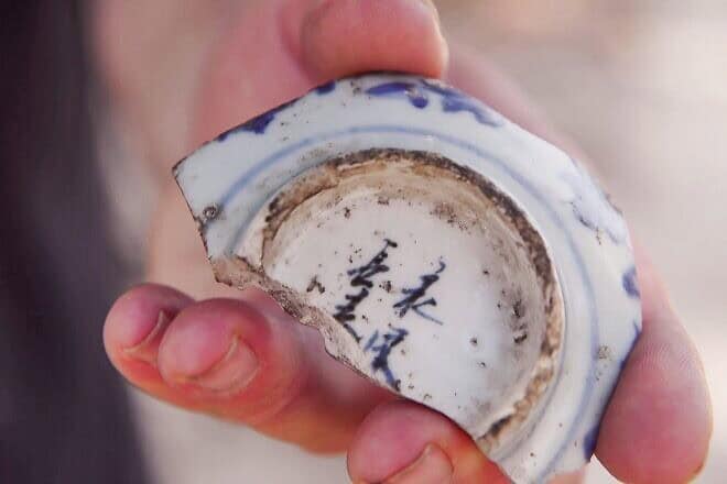 The fragment of the colorful bowl originating in China. Photo by Emil Aladjem, Israel Antiquities Authority.