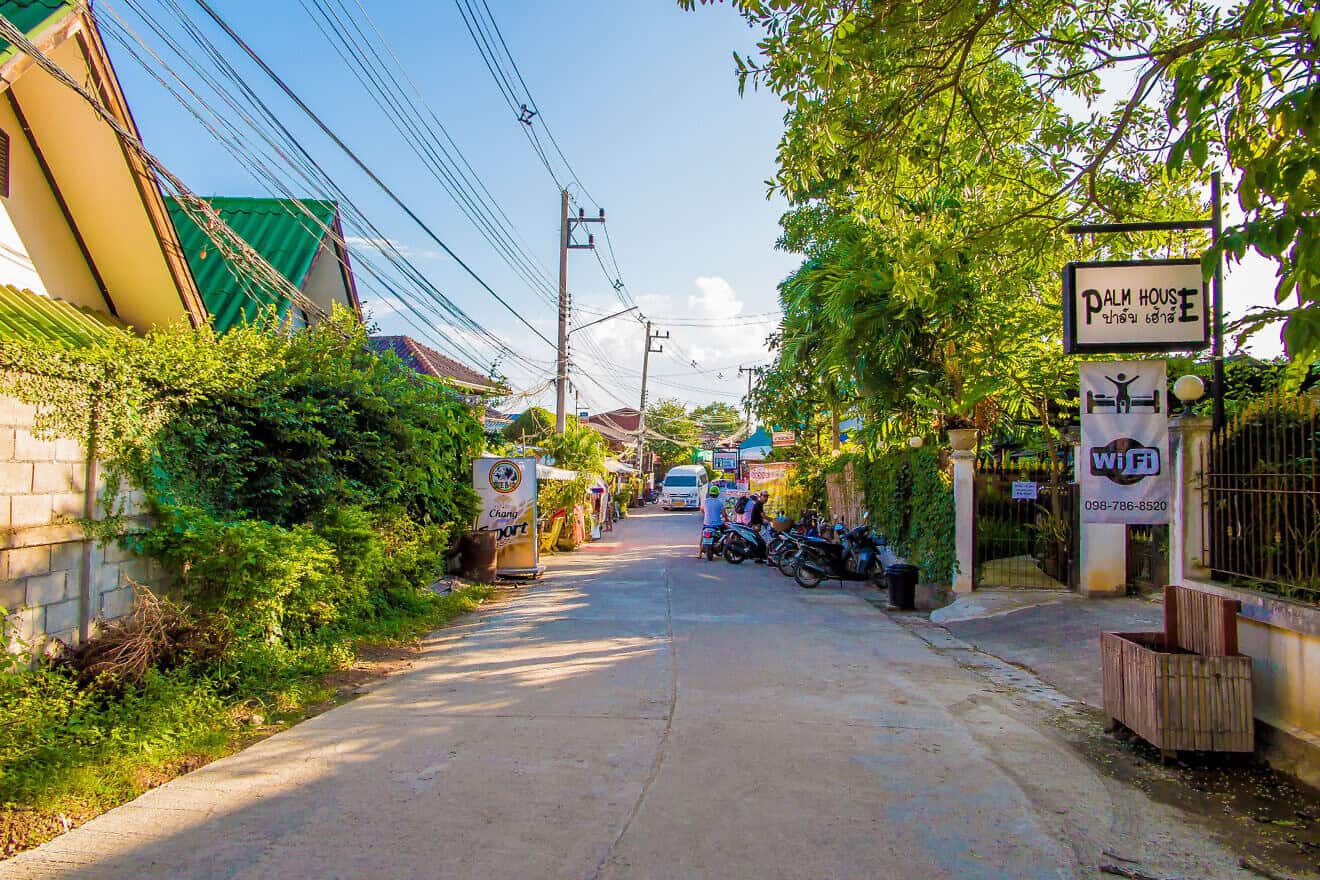 A sign advertises a guesthouse in Pai, Thailand, in 2014. Photo by Shinsuke Ikegame via Flickr.