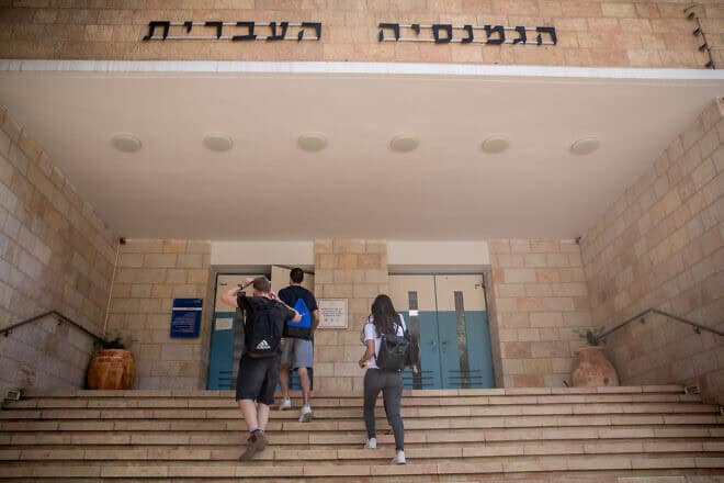 Students arrive at the Gymnasia Rehavia high and middle school compuond in Jerusalem on June 11, 2020. Photo by Yonatan Sindel/Flash90.