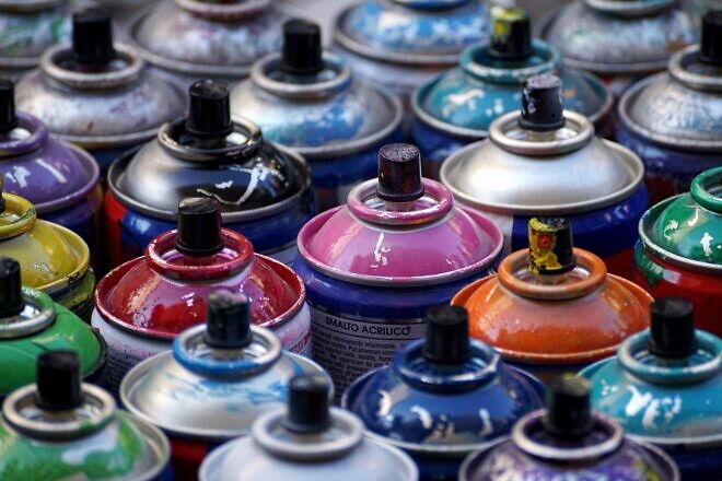 Cans of spray paint. Credit: Pixabay.