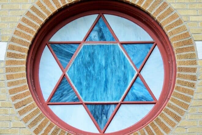 Glass window with a Jewish star. Credit: Nadine Doerle/Pixabay.
