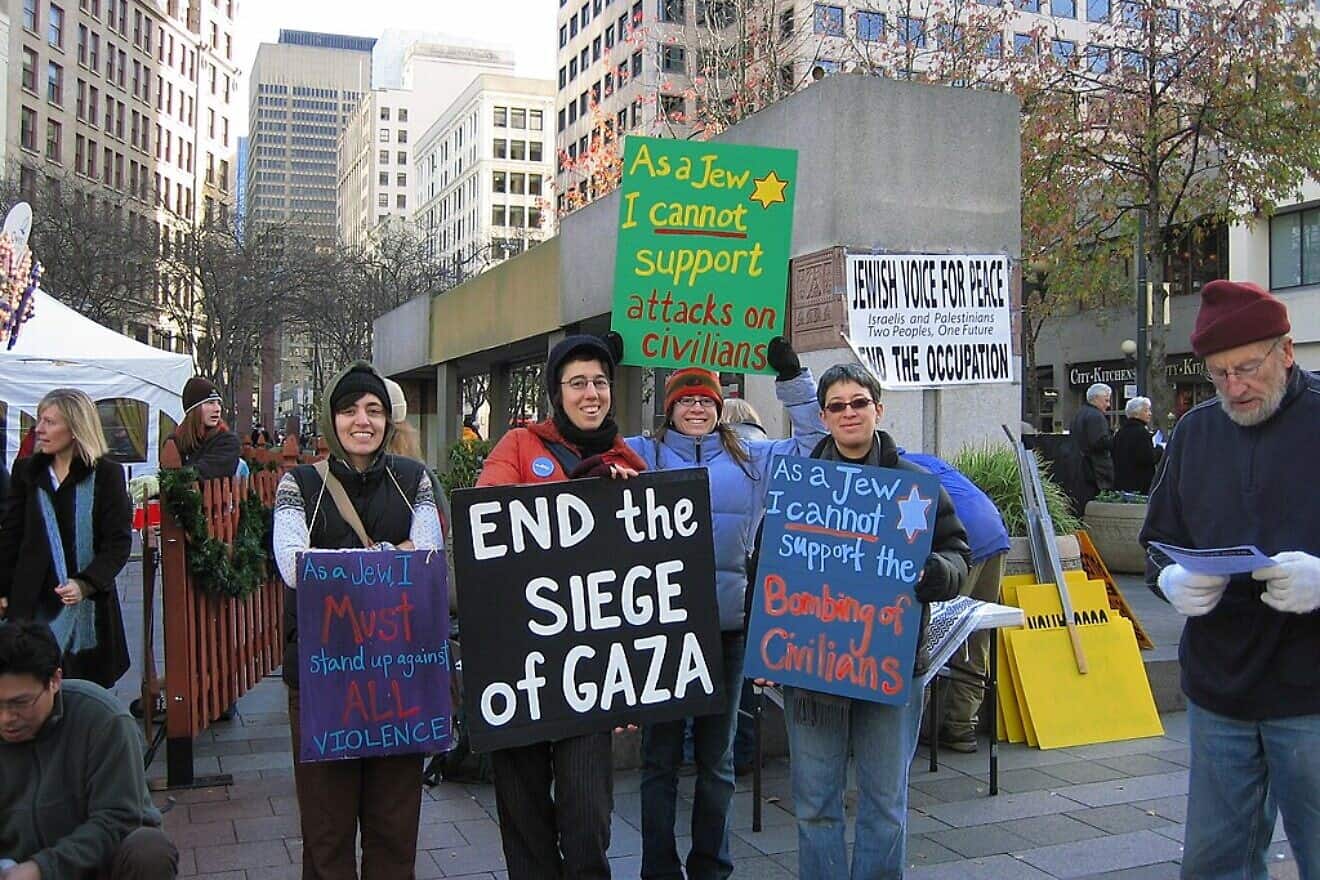 Jewish Voice for Peace supporters participating in a protest in Seattle, Wash., on Dec. 2, 2006. Credit: Jewish Voice for Peace via Wikimedia Commons.