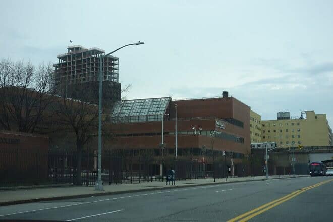Academic core building of York College in the City University of New York (CUNY) system, in Queens, N.Y. Credit: Tdorante10 via Wikimedia Commons.