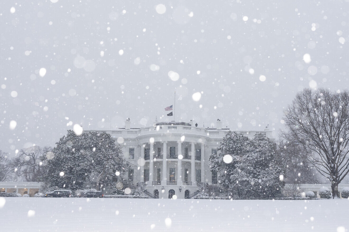 Snow falls on the White House n Washington, D.C., on Jan. 6, 2025. Credit: Oliver Contreras/White House.