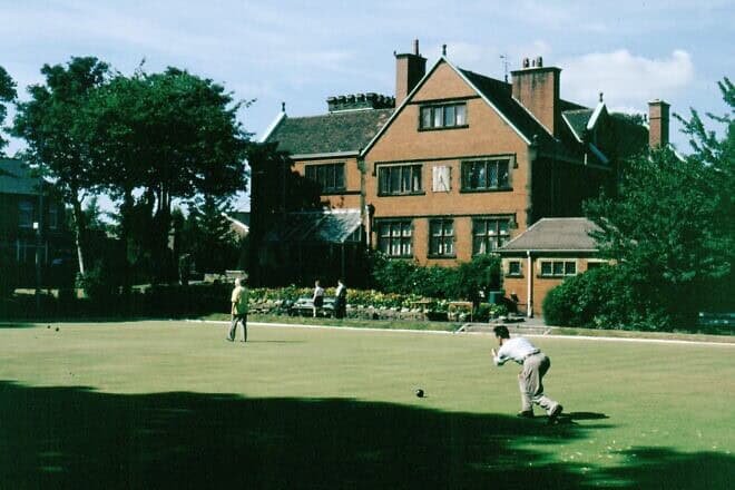 The bowling green at the Barlow Institute in Edgworth, England, 1995. Photo by Austen Redman via Wikimedia.