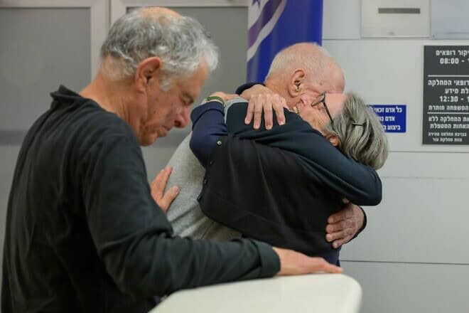 Gadi Mozes (center) reunites with family members at Ichilov Hospital on Jan. 30, 2025. Photo by Ma'ayan Toaf/GPO.