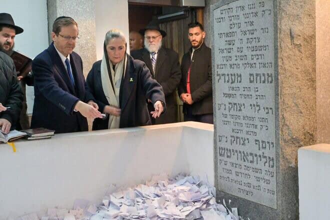 Israeli President Isaac Herzog and his wife, Michal, visit the grave of Rabbi Menachem Mendel Schneerson in Queens, N.Y., on Jan. 26, 2025. Photo by Koby Gideon/GPO.
