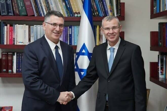 Foreign Minister Gideon Sa'ar (left) and Justice Minister Yariv Levin. Photo by Michael Dimenstein/GPO.