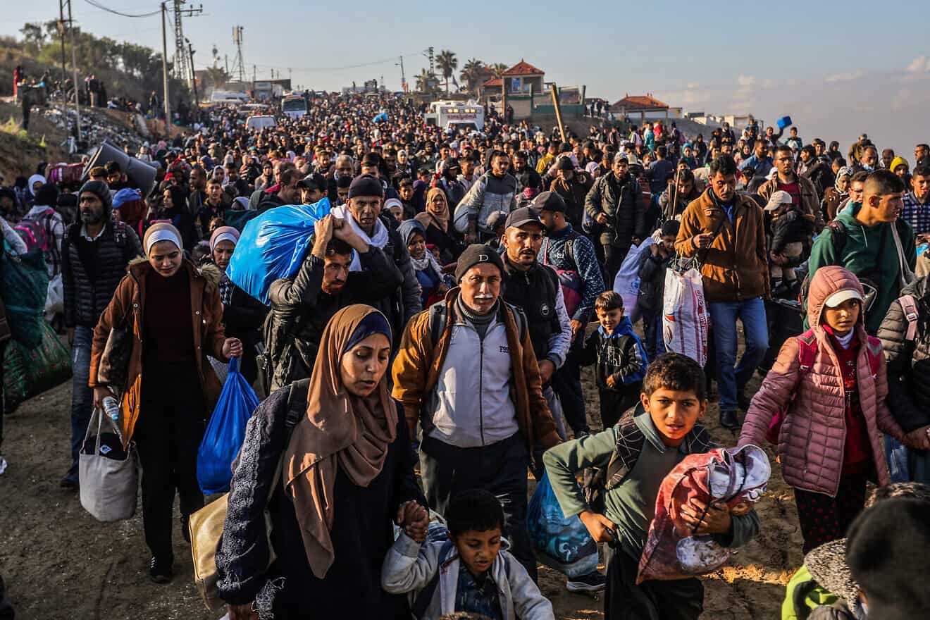 Palestinians return to their homes in the northern Gaza Strip via the coastal al-Rashid Road as part of the ceasefire agreement with Israel, Jan. 27, 2025. Photo by Abed Rahim Khatib/Flash90.