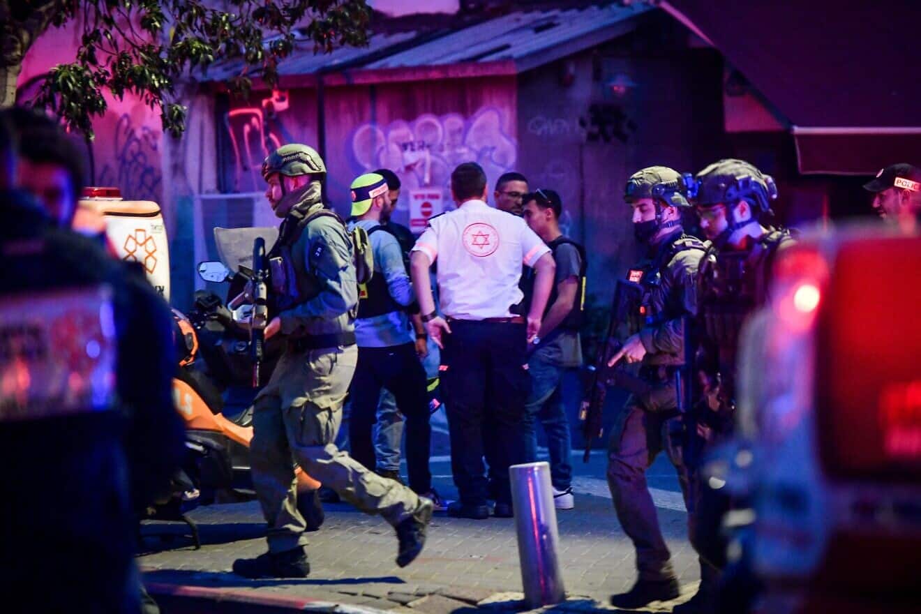 Security and medical personnel at the scene of a stabbing attack in Tel Aviv on Jan. 18, 2025. Photo by Avshalom Sassoni/Flash90.