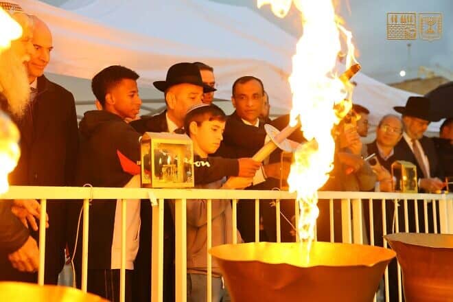 Lighting the Chanukah menorah at the Western Wall Plaza in Jerusalem, Dec. 31, 2024. Credit: The Western Wall Heritage Foundation.