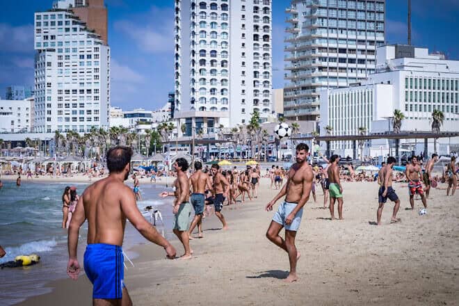 People enjoy the beach in Tel Aviv, Oct. 5, 2024. Photo by Avshalom Sassoni/Flash90.