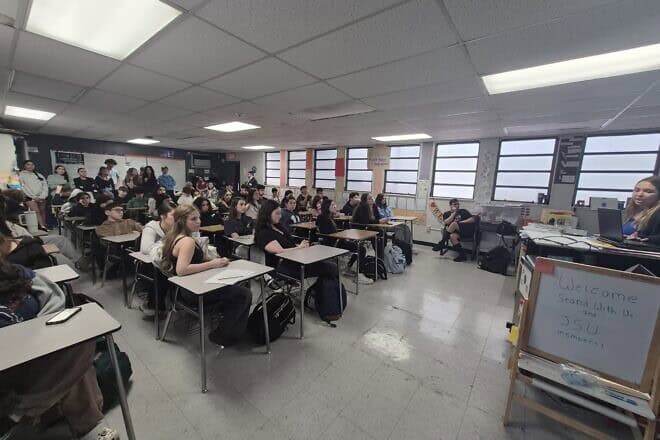 Jewish students at a school in Florida participate in a new NCSY Southern Region program that will prepare them for dealing with challenges on college campuses and elsewhere. Credit: Courtesy.