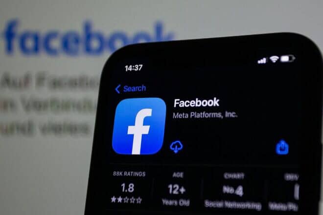 Facebook download page for mobile application. Credit: Bastian Riccardi/Pexels.