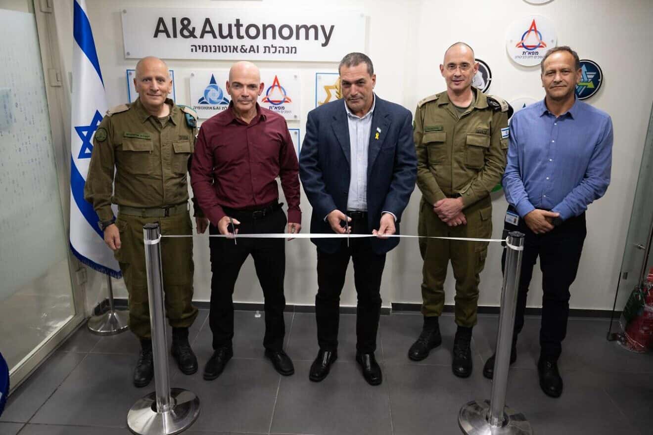 From right: Israeli Defense Ministry Deputy Director General and head of the Planning Department Itamar Graff; head of the IDF Planning and Force Build-Up Directorate Maj. Gen. Eyal Harel; IMOD Director General Maj. Gen. (res.) Eyal Zamir; head of the the Defense Ministry's Directorate of Defense Research and Development Brig. Gen. (ret.) Dr. Daniel Gold; and head of the R&D Unit at the DDR&D Brig. Gen. Yehuda Elmakias. Photo: Ofir Rachbuch/IMOD.
