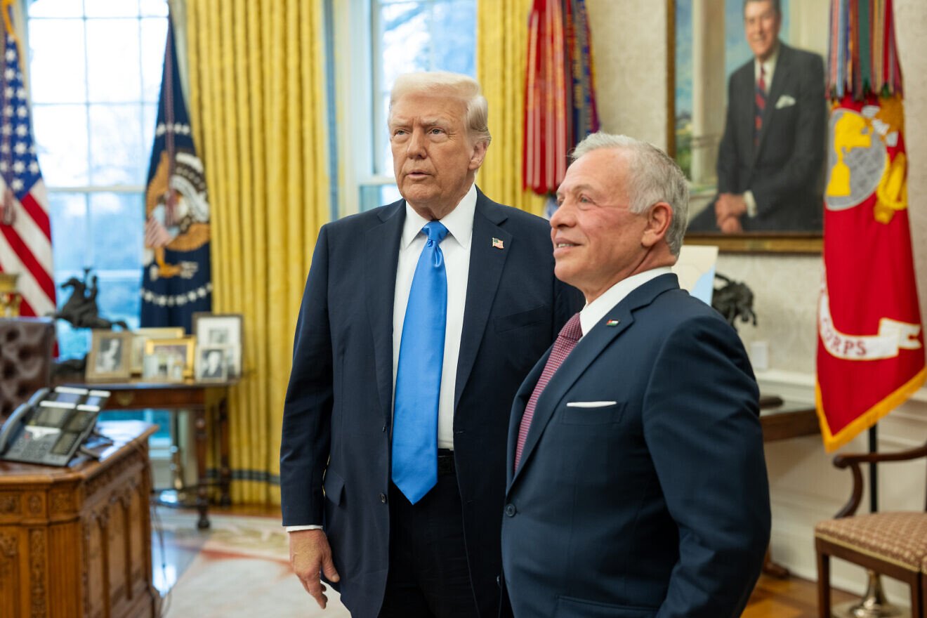 U.S. President Donald Trump hosts an expanded bilateral meeting and working lunch with King Abdullah II of Jordan and his son, Crown Prince Hussein bin Abdullah, White House, Feb. 11, 2025. Credit: Daniel Torok/White House.