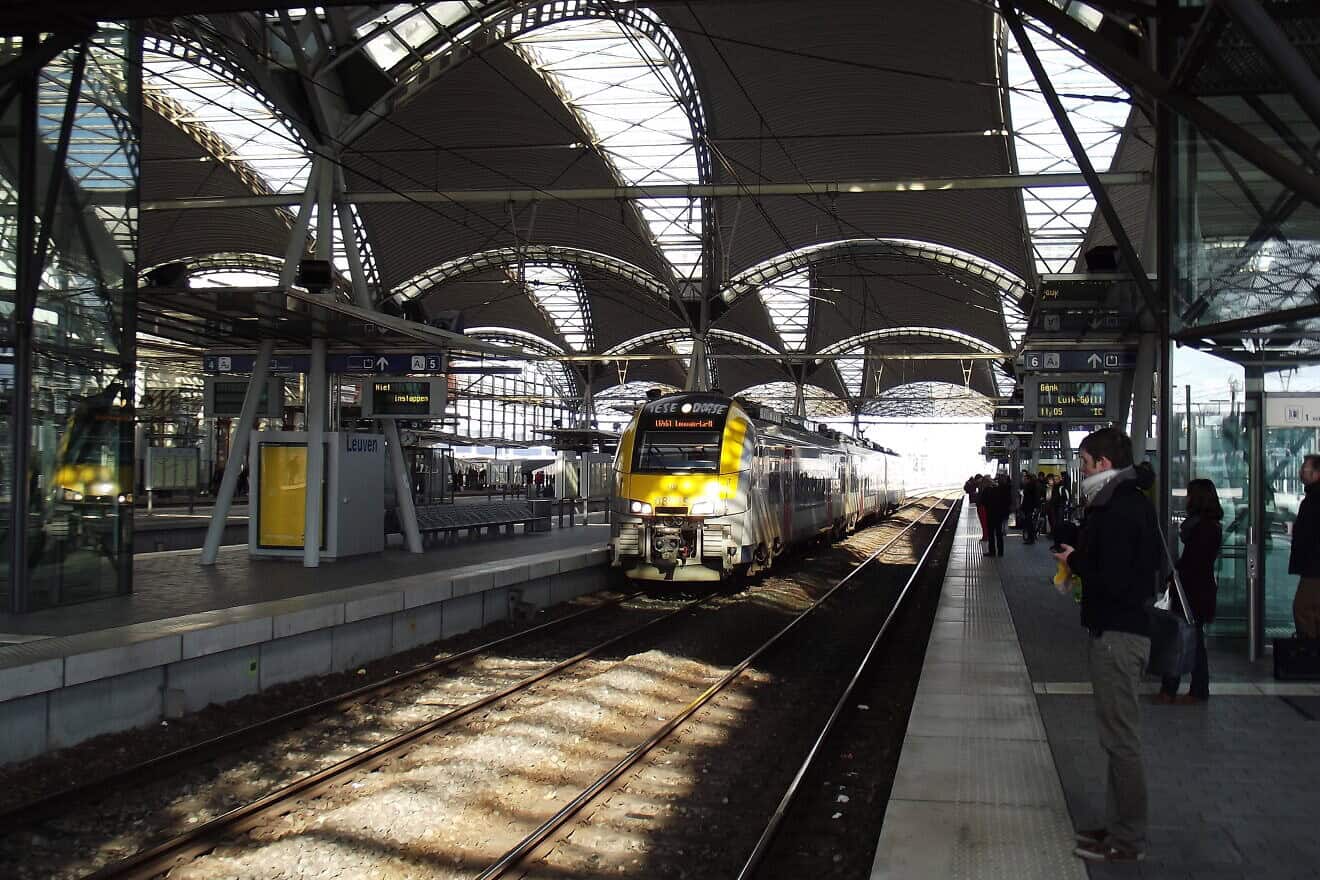 An SNCB MS08/AM08 Desiro train in Leuven station, Belgium, March 2, 2014. Credit: Smiley.toerist via Wikimedia Commons.