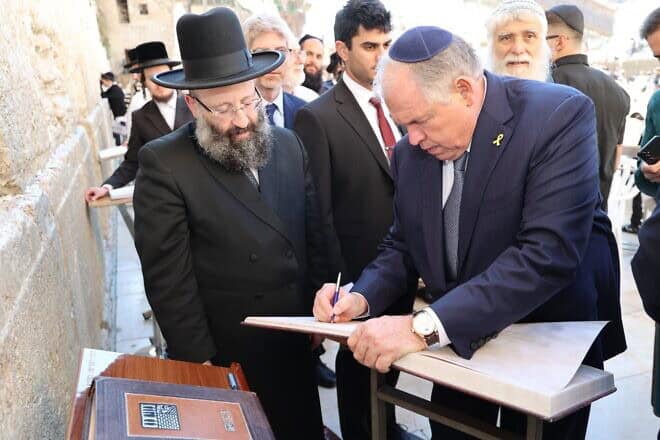 Argentine Foreign Minister Gerardo Werthein and Rabbi Shmuel Rabinowitz (left) during Werthein's visit to the Western Wall in Jerusalem on Feb. 2, 2025. Credit: The Western Wall Heritage Foundation.
