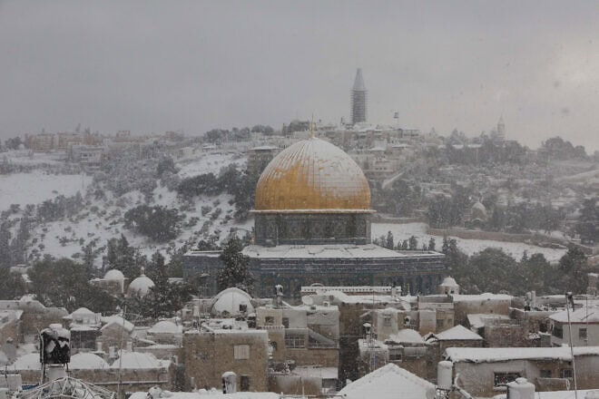 The Temple Mount as seen from the Jewish Quarter in Jerusalem's Old City on a snowy winter day, Dec. 13, 2013. Photo by Yonatan Sindel/Flash90.