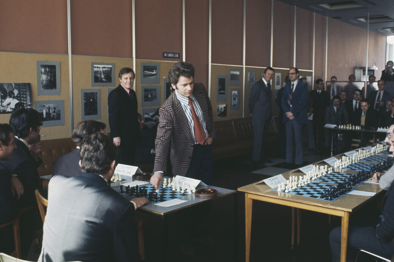Russian chess grandmaster Boris Spassky simultaneously competes against 41 challengers in a tournament in New York, Feb. 8, 1974. Photo by UPI/Bettmann Archive/Getty Images.