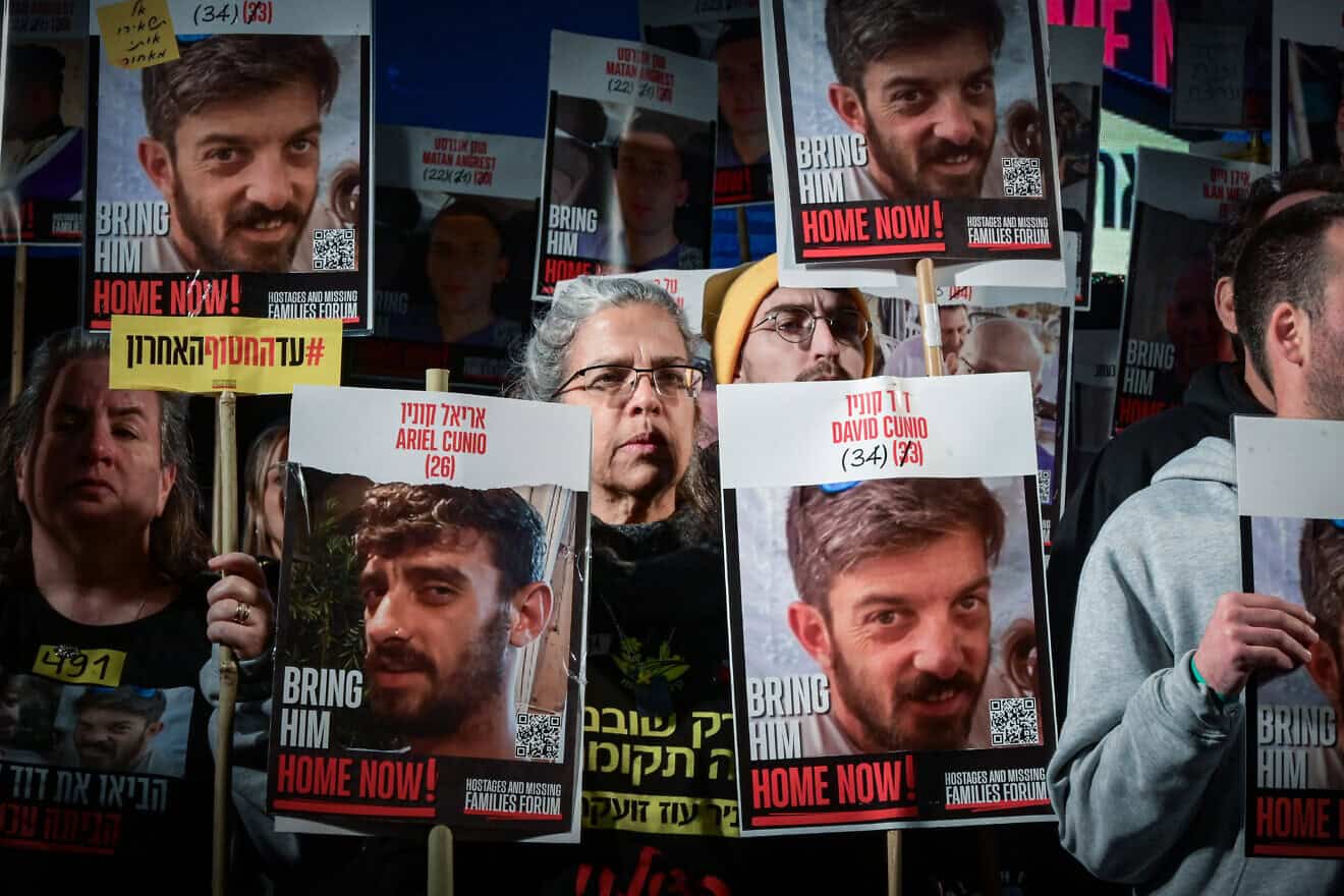 Israelis rally in Tel Aviv for the release of the remaining 76 hostages being held hostage by Hamas terrorists in Gaza, Feb. 8, 2025. Photo by Avshalom Sassoni/Flash90.