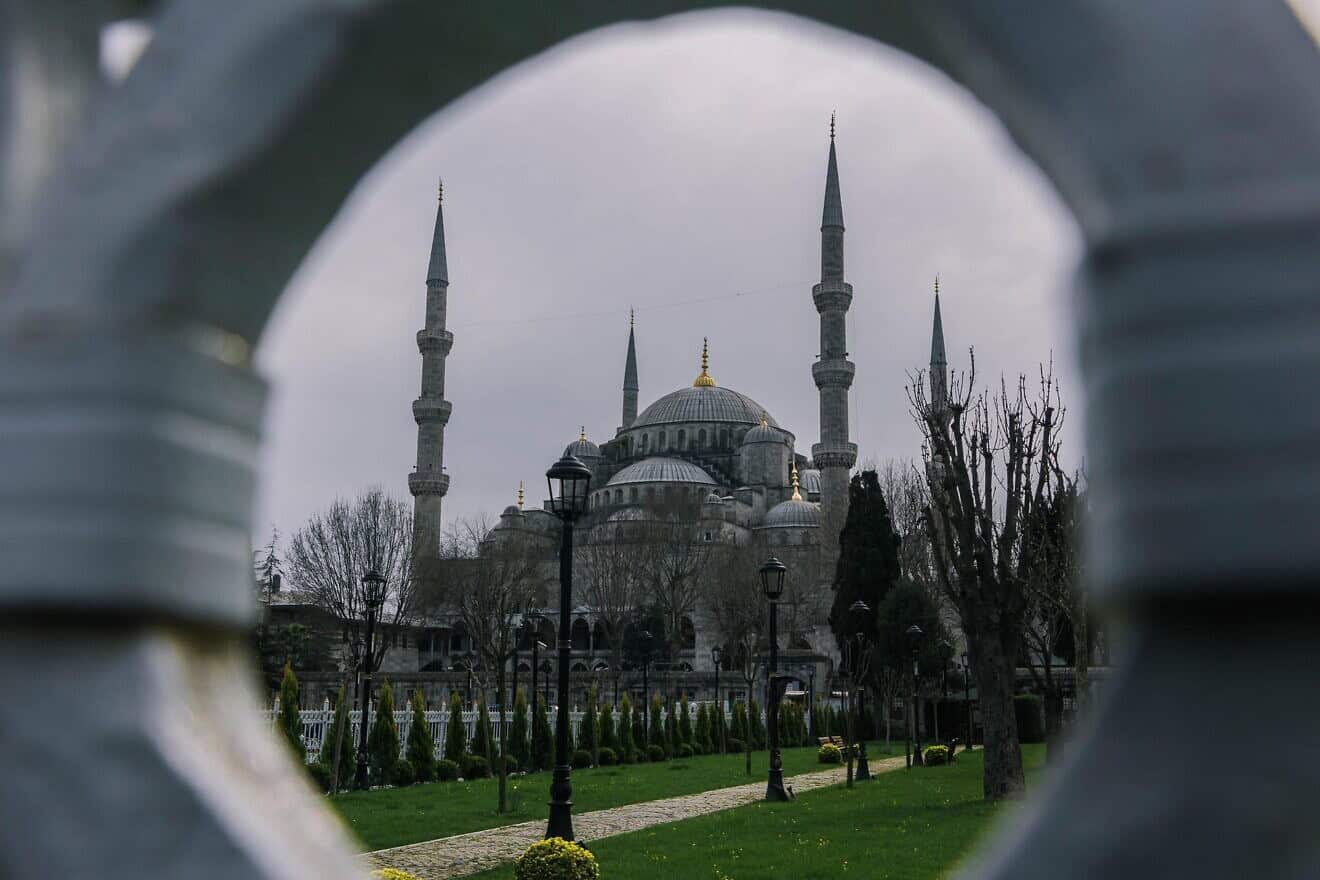 Mosque minarets. Credit: sofdoug/Pixabay.
