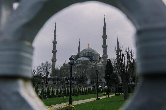 Mosque minarets. Credit: sofdoug/Pixabay.