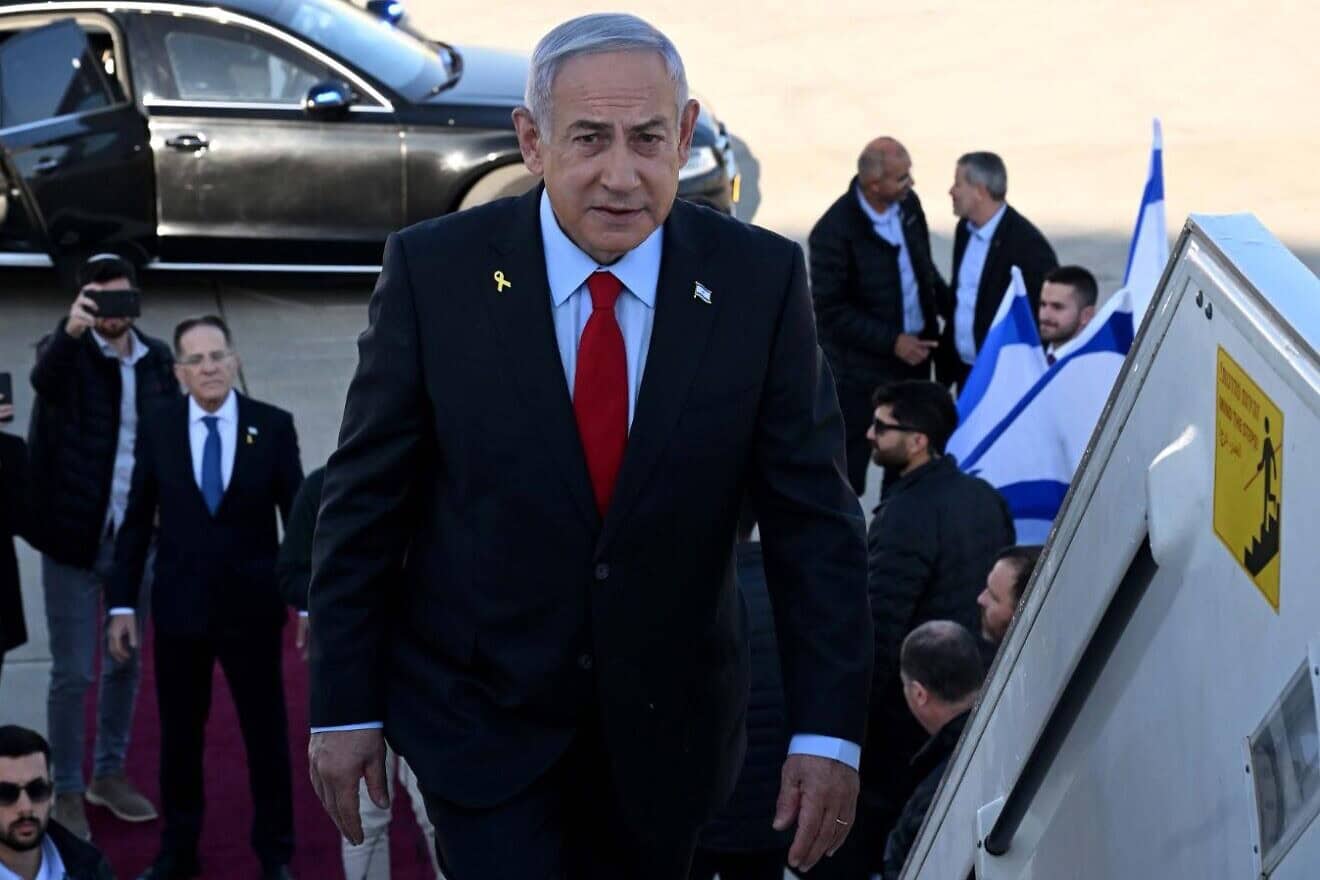Israeli Prime Minister Benjamin Netanyahu boards the Wing of Zion plane for a visit to Washington, where he is scheduled to meet with U.S. President Donald Trump,, Feb. 2, 2025. Photo by Avi Ohayon/GPO.