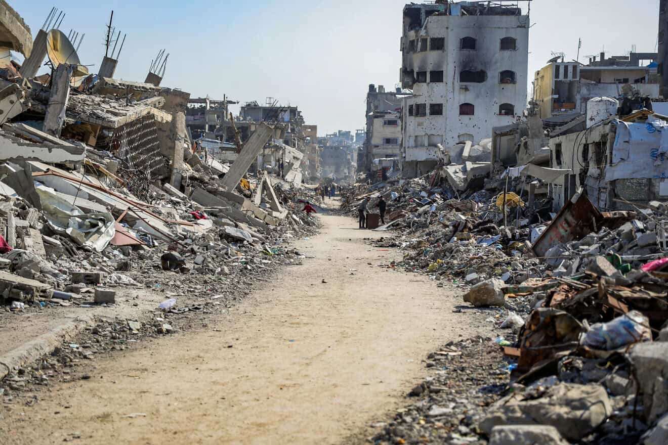 Palestinians return to their homes in the northern Gaza as part of the ceasefire agreement on Jan. 29, 2025. Photo by Khalil Kahlout/Flash90.