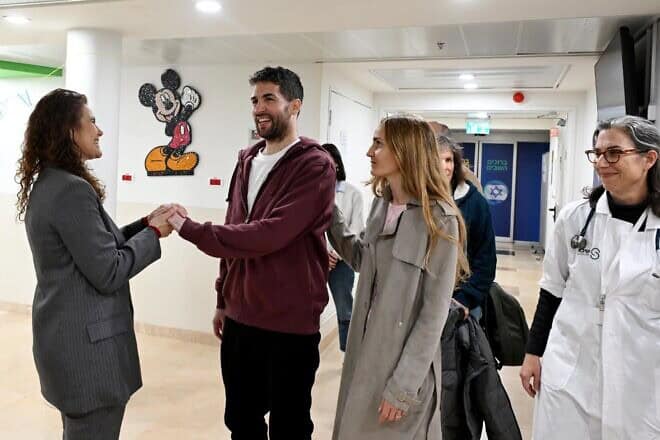 Sagui Dekel-Chen, accompanied by his wife, Avital, meets his sisters Ofir and Dotan at Sheba Medical Center at Tel Hashomer in Ramat Gan, Feb. 15, 2025. Credit: IsraeliPM_heb/X.