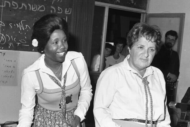 Shulamit Katzenelson (right), general manager of Ulpan Akiva, Nov. 16 1979. Credit: National Library of Israel/Dan Hadani Collection. Photo by Danny Gotfried via Wikimedia Commons.