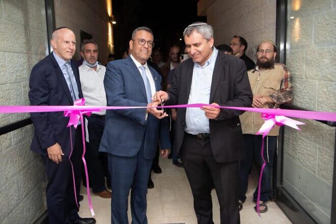Stuart Hershkowitz (left) with Jerusalem Mayor Moshe Lion and former Minister of Jerusalem Affairs Zev Elkin at an inauguration of a JCT campus dorm. Photo by Michael Erenburg.
