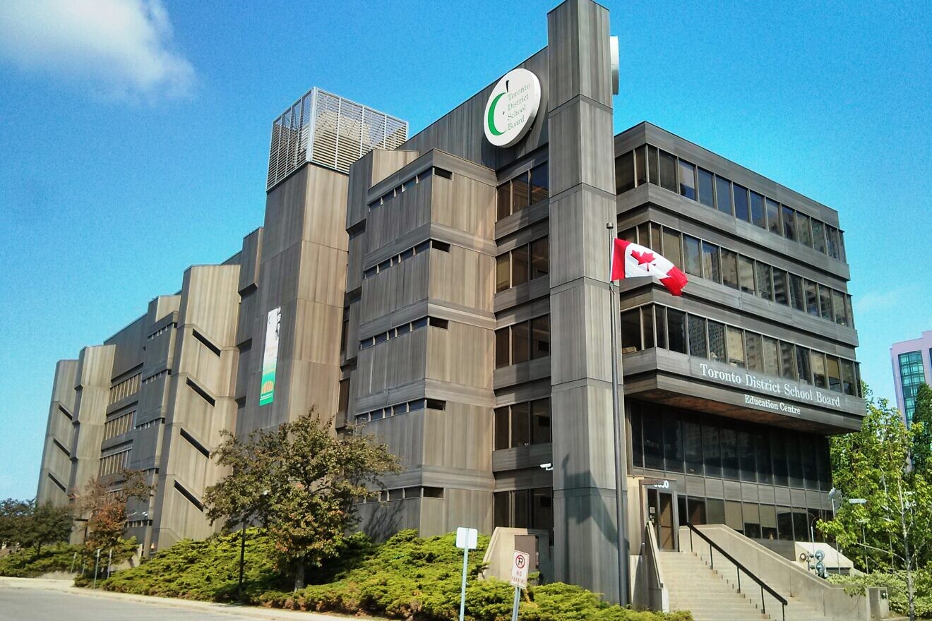 The Toronto District School Board education center in North York in Ontario, Canada. Credit: PFHLai/Wikipedia.
