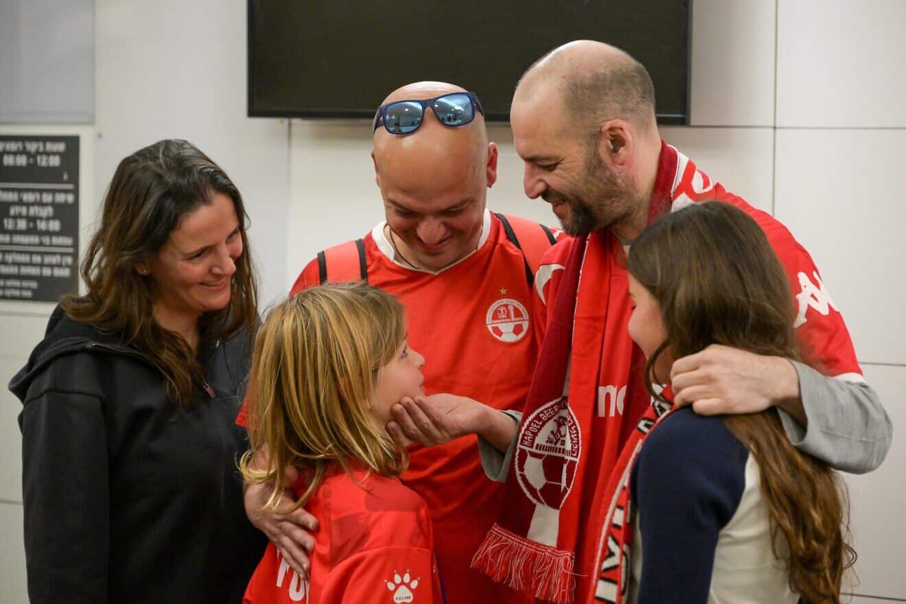 Released hostage Yair Horn (right) with family members at Tel Aviv Sourasky Medical Center (Ichilov Hospital), Feb. 15, 2025. Credit: IsraeliPM_heb/X.