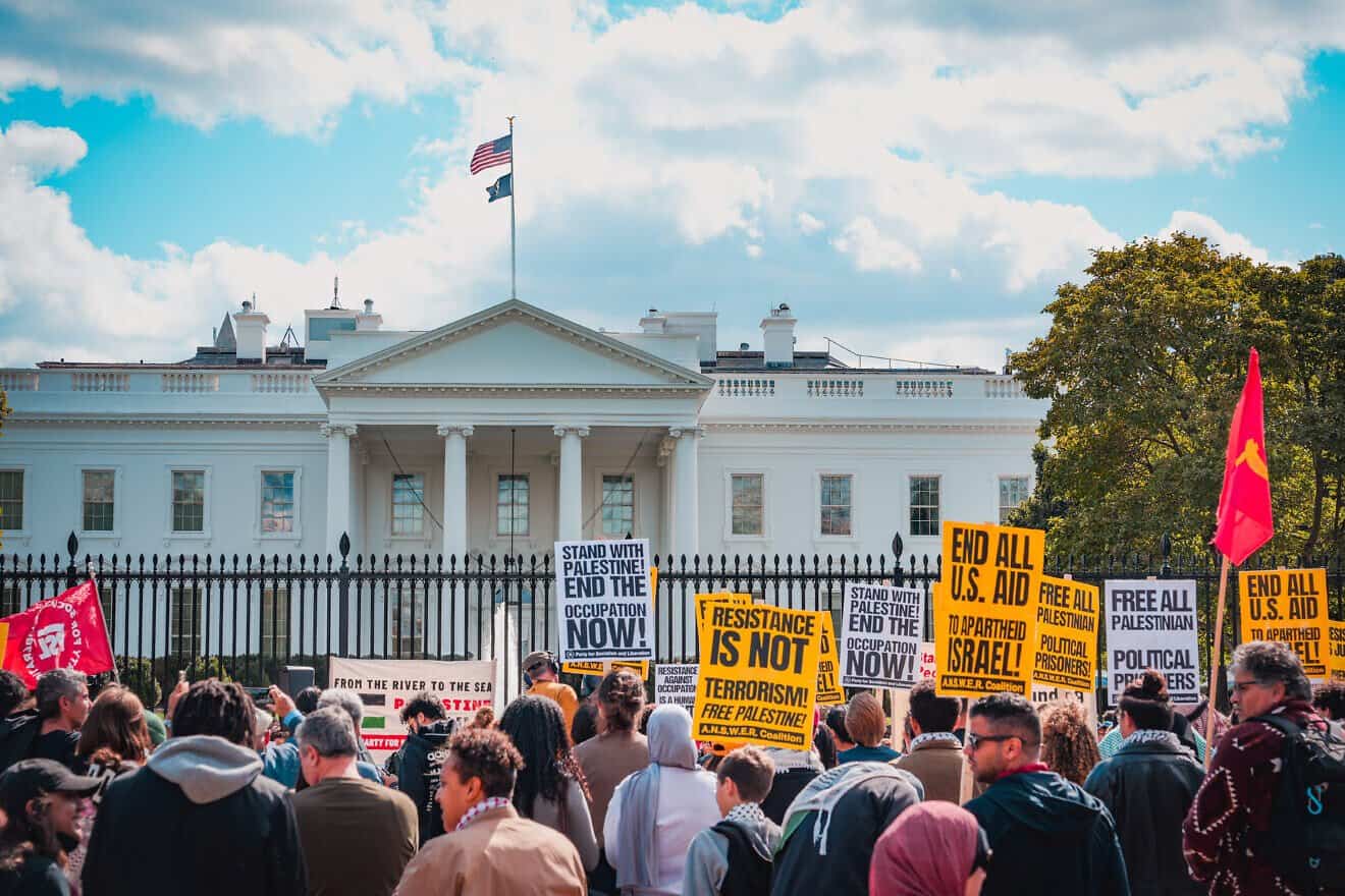 Palestinian supporters converge on the White House on Oct. 8, 2023, one day after the Hamas attacks on Israel. Credit: Ted Eytan via Wikimedia Commons.