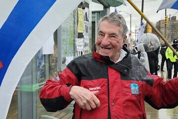 Joel Sacke, 88, holds an Israeli flag with a red heart at a rally in Toronto, March 16, 2025. Photo by Dave Gordon.