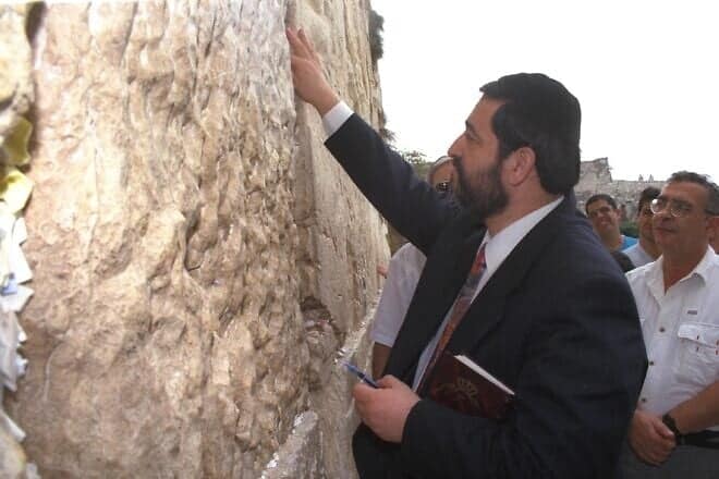 Syria's last chief rabbi, Avraham Hamra, inserts a note at the Western Wall after being allowed to leave Syria in 1994. Photo by Avi Ohayon/GPO.