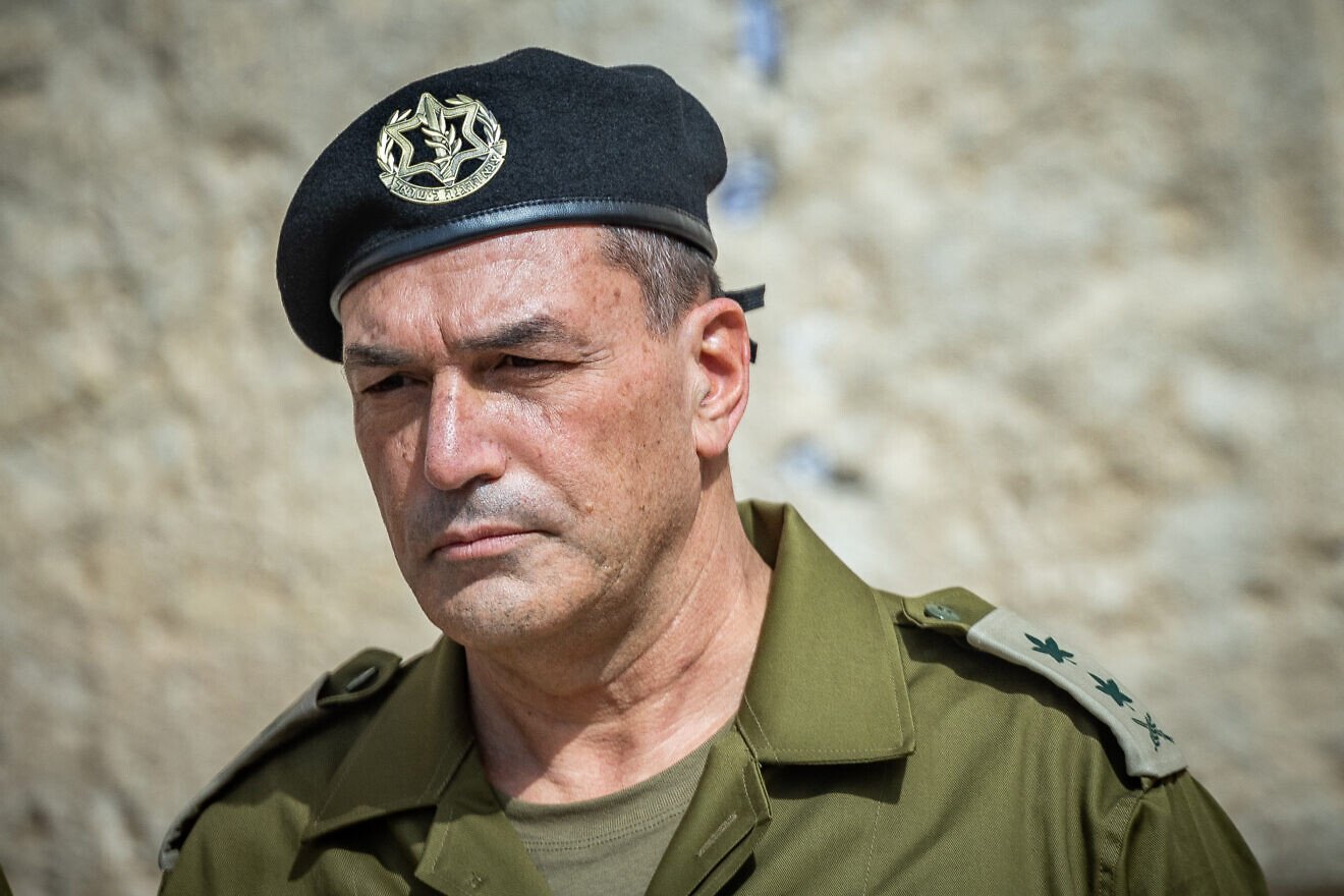 IDF Chief of Staff Lt. Gen. Eyal Zamir visits the Western Wall in Jerusalem's Old City on March 5, 2025. Photo by Yonatan Sindel/Flash90.