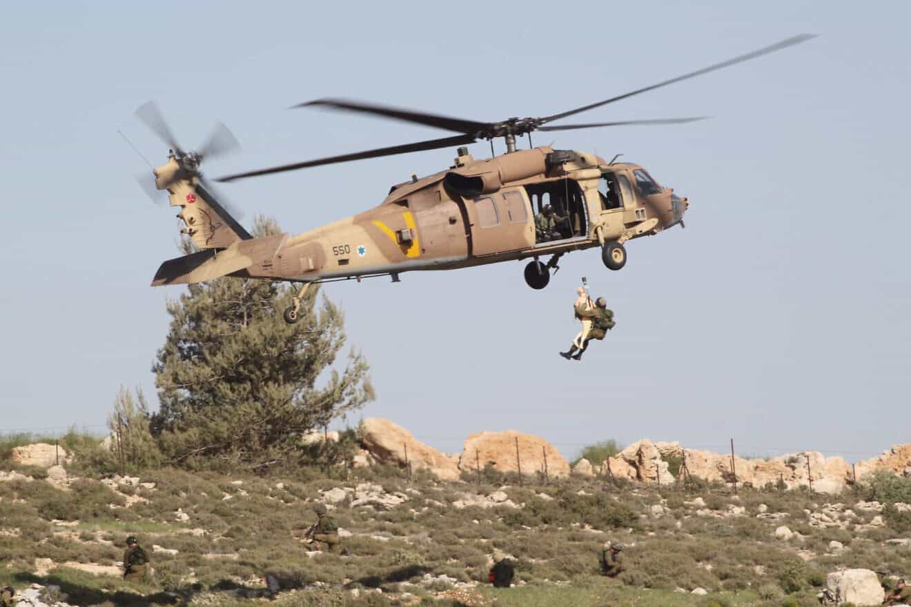 A rescue drill performed by Unit 669 of the Israel Defense Forces on April 2, 2014. Photo by Gershon Elinson/Flash90.