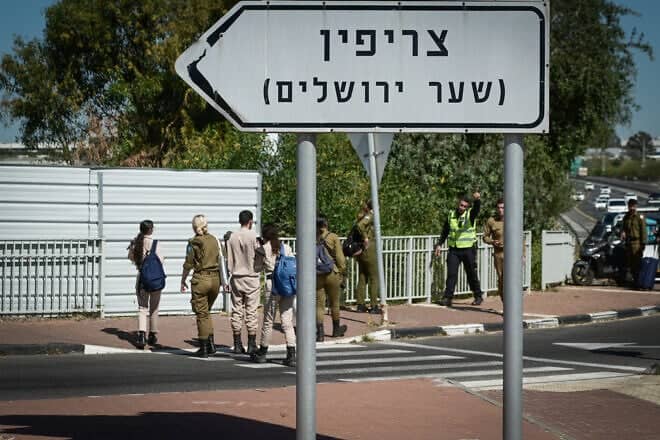 Police at the scene of a stabbing attack at the entrance to Tzrifin military base in central Israel, where two Israeli soldiers were injured, one of them in serious condition. April 4, 2023. Photo by Avshalom Sassoni/Flash90.