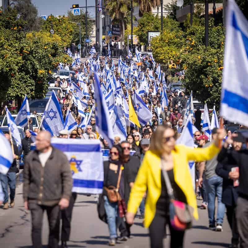People pay their respects during the funeral service of Oded Lifshitz, who died in Hamas captivity, in Rishon Lezion, Feb. 25, 2025. Photo by Miriam Alster/Flash90.