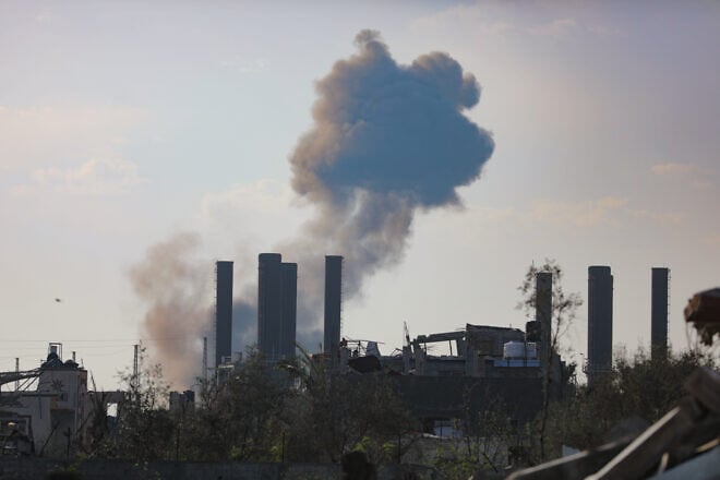 Smoke rises after an Israeli airstrike in Gaza City, March 18, 2025. Photo by Ali Hassan/Flash90.