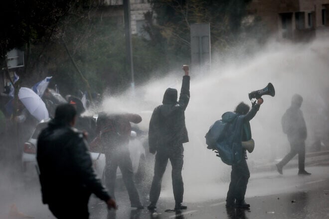 Israelis clash with police during a protest in Jerusalem against Prime Minister Benjamin Netanyahu's decision to fire Shin Bet head Ronen Bar, March 20, 2025. Photo by Yonatan Sindel/Flash90.