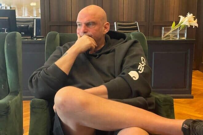 Senator John Fetterman briefs reporters at the David Citadel Hotel in Jerusalem, March 20, 2025. Photo by Alex Traiman/JNS