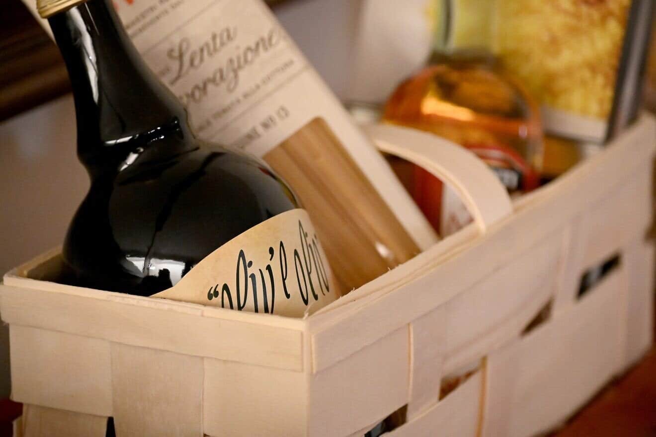 Food and wine basket. Credit: mariya_m/Pixabay.