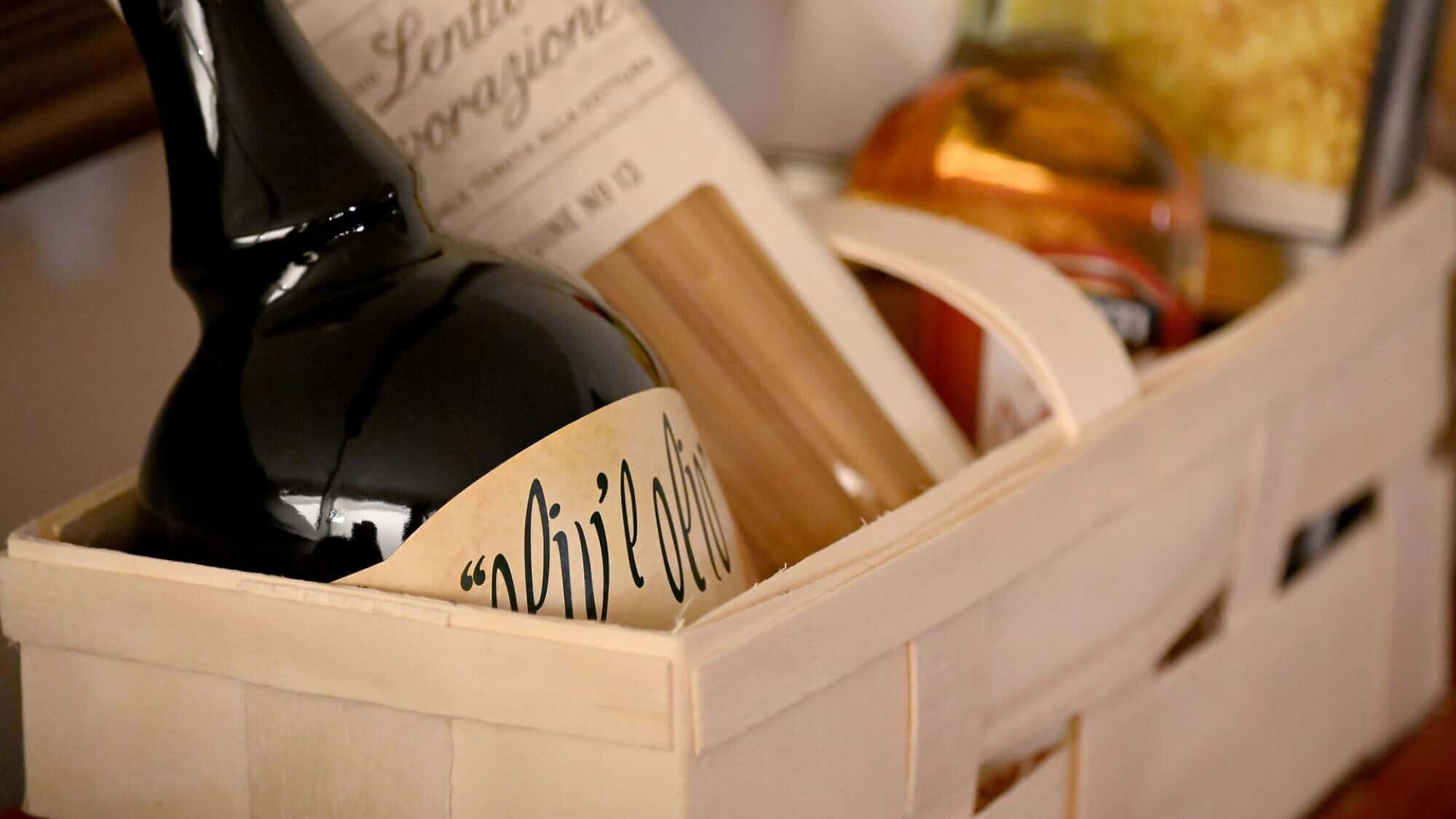 Food and wine basket. Credit: mariya_m/Pixabay.