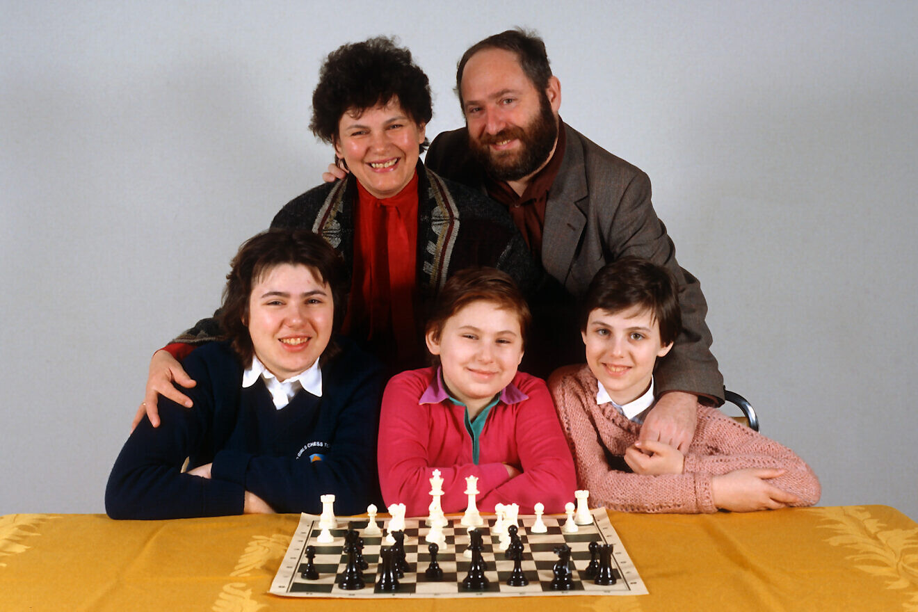 Susan, Judit and Sofia Polgar with their parents, Klara and Laszlo, in New York City on July 8, 1992. Photo by Yvonne Hemsey/Getty Images.